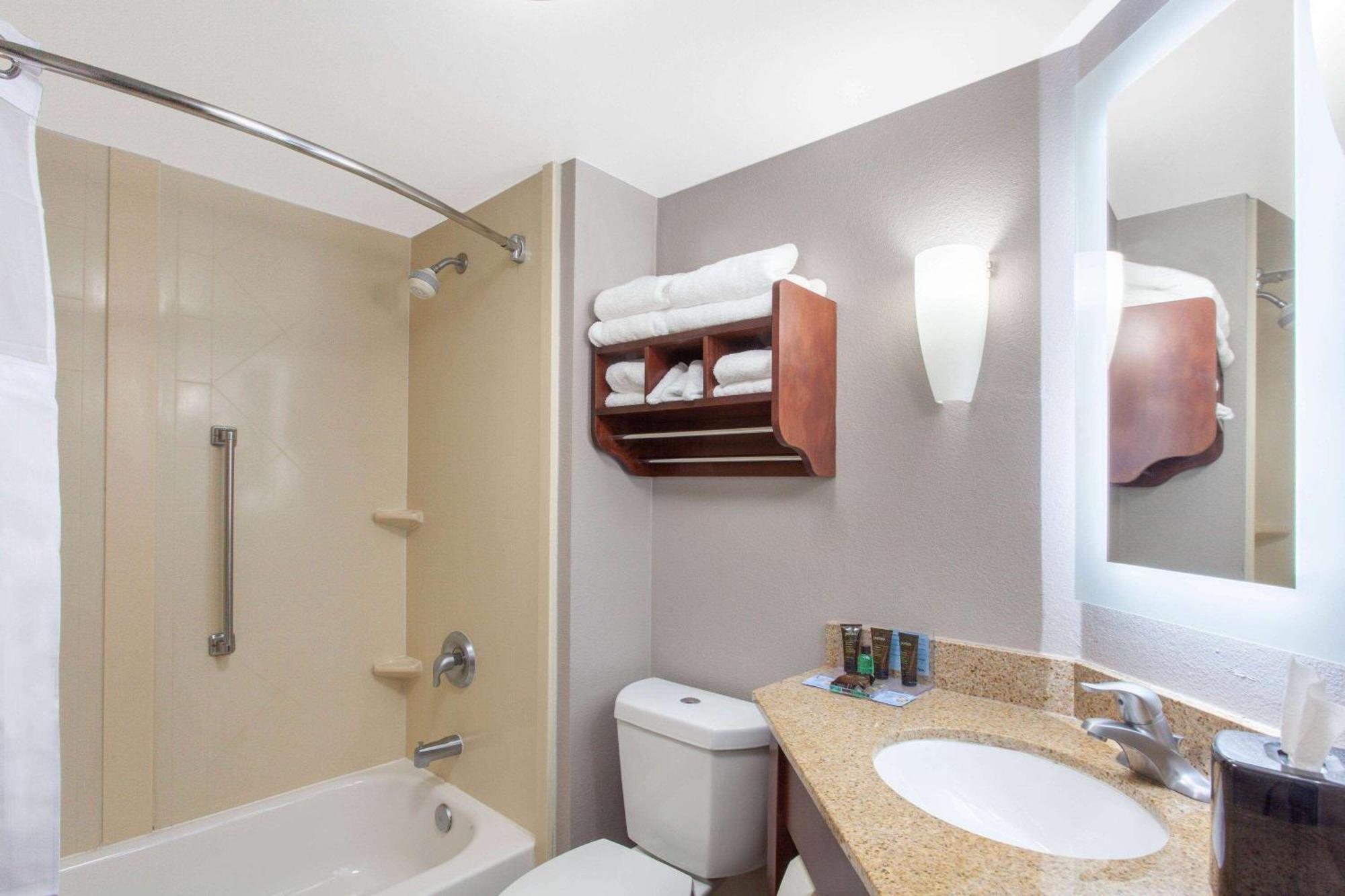 Wingate By Wyndham Charleston Coliseum Hotel North Charleston Buitenkant foto